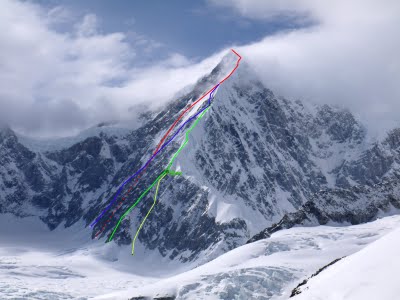 Voyager Peak (12,214ft), výstup značen žlutě